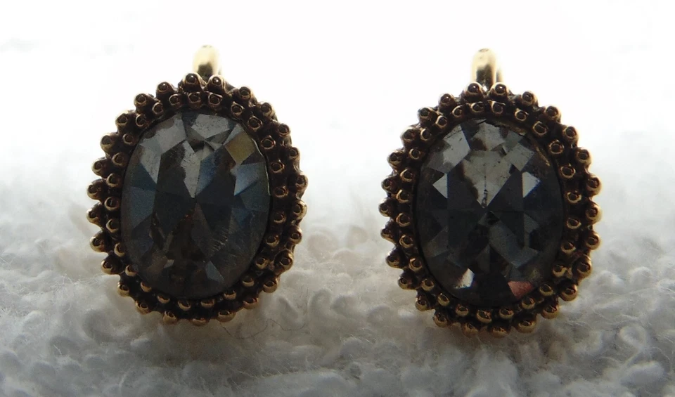 PENDIENTES CLIP, 1928 Circonita Cúbica con Acentos Tono Dorado Foto 2 de 4