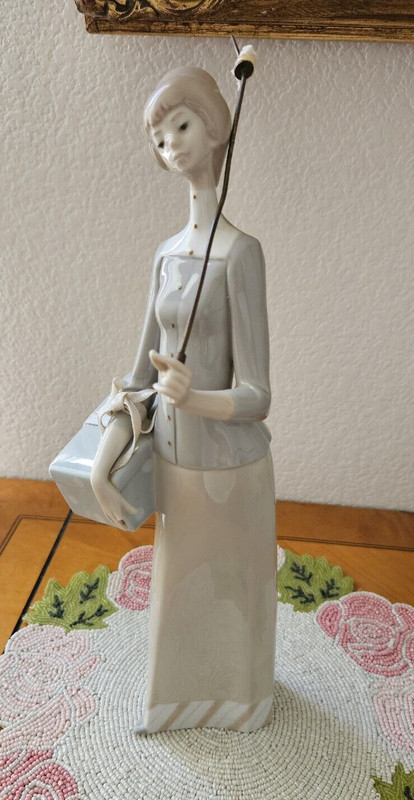 Lladro - The  Dressmaker #4700 - Vintage Discontinued Figurine