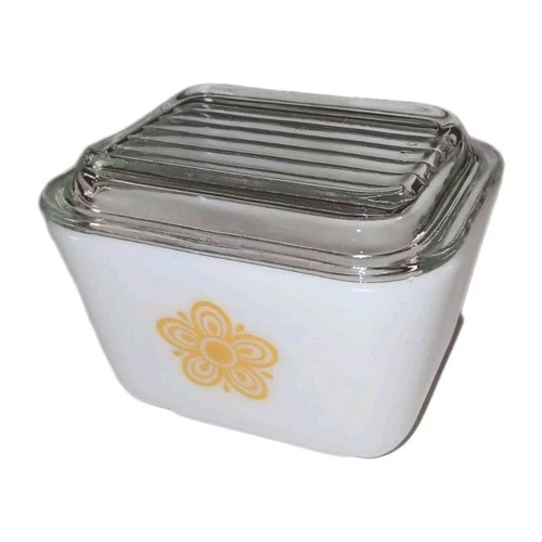 Vintage Pyrex Butterfly Gold 501B   1 - 1/2 Cup With Lid