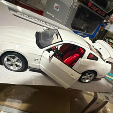 GreenLight Collectibles 1:18 2010 Mustang GT.