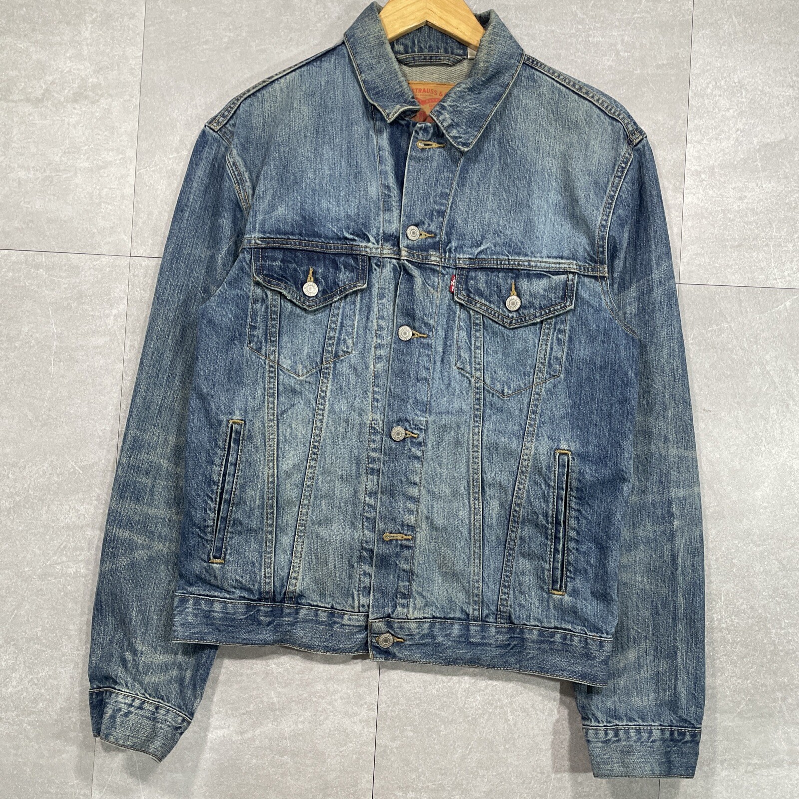 Levis mens Medium denim trucker jacket Type III pockets jean blue light wash