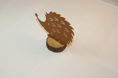 Dekoration Dekostück Igel auf Baumstamm mit Rinde Igeldeko Herbst Winter