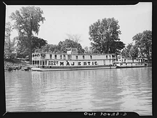 8" x 10"  1943 Photo Showboat "Majestic"