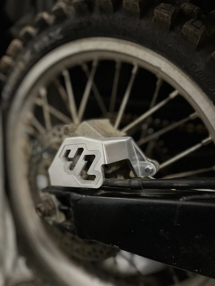 Protector de pinza de freno trasero Yamaha YZ250 YZ125 1993-2002 Billet réplica OEM Foto 4 de 4