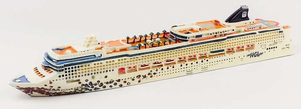 PSV Group Cruise Ship Norwegian Gem 2020 Official Ship Model - Image 2 of 4