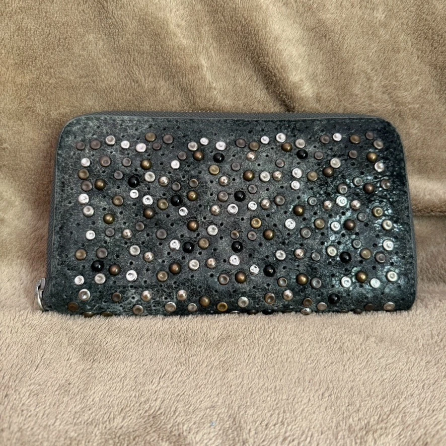 Cartera para mujer Frye DeborahZip Around plateada Gunmetal metálica con tachuelas Foto 3 de 4