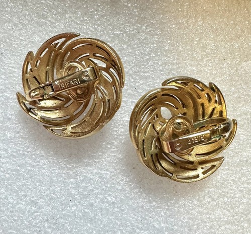 Vintage Trifari Gold Tone Swirl Clip On Earrings - Picture 2 of 3