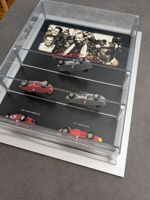 Vitrine zum Gedenken an Juan Manuel Fangio
