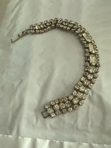 VTG 7 1/2” WHITE RHINESTONE BRACELET- COSTUME JEWELRY