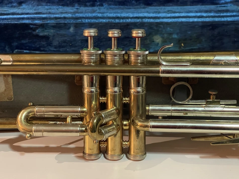 Trompeta de latón La Monte Superior vintage con boquilla y estuche Vincent Bach Foto 3 de 4