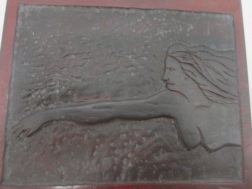 Grabado de pizarra china firmado 10" x 10" mujer desnuda roja y negra - Imagen 5 de 11