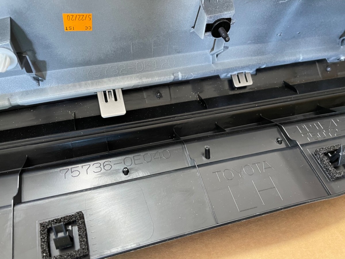 OEM 21-23Toyota Highlander XSE Moulding Sub-Assembly 75072-0E130