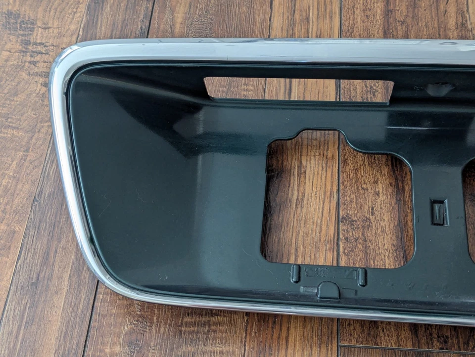 OEM 1996 1997 Acura RL Rear Trunk License Plate Garnish Trim Bezel Chrome Green Foto 2 de 4