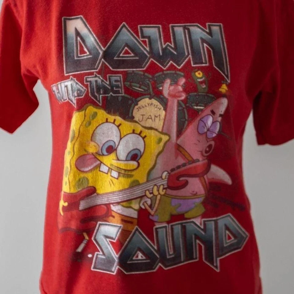 Camiseta roja para niños Nickelodeon Bob Esponja x Banda de Rock gráfica "Abajo el sonido" Foto 3 de 4