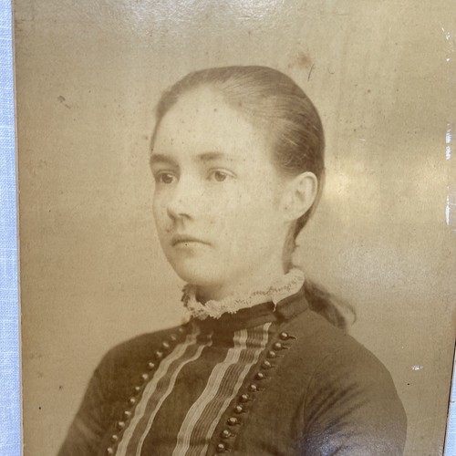 Ein schönes Vintage-Foto einer jungen Frau, gedruckt in Indien - Bild 2 von 11