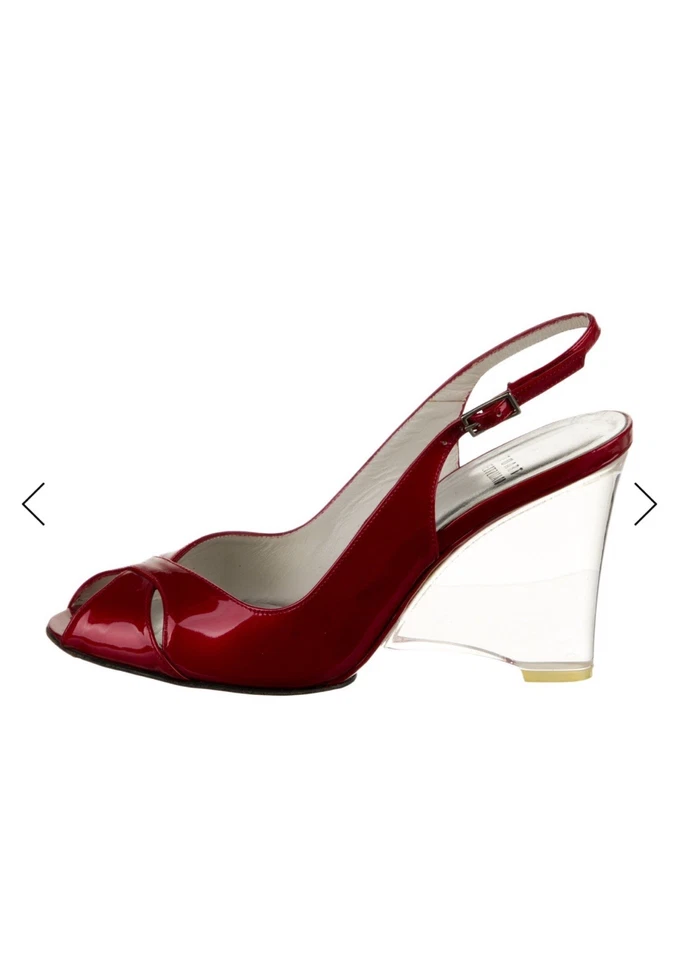 女士 6 M Stuart Weitzman 露背红色漆皮透明 Lucite 复古高跟鞋 — 第 3/4 张图片