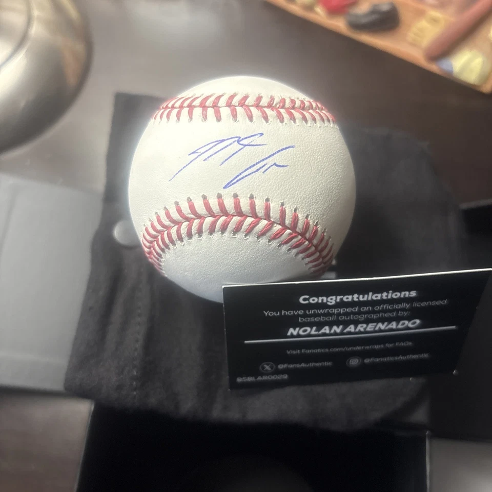 Béisbol 2025 Fanatics Under Wrap autógrafo Nolan Arenado Foto 4 de 4