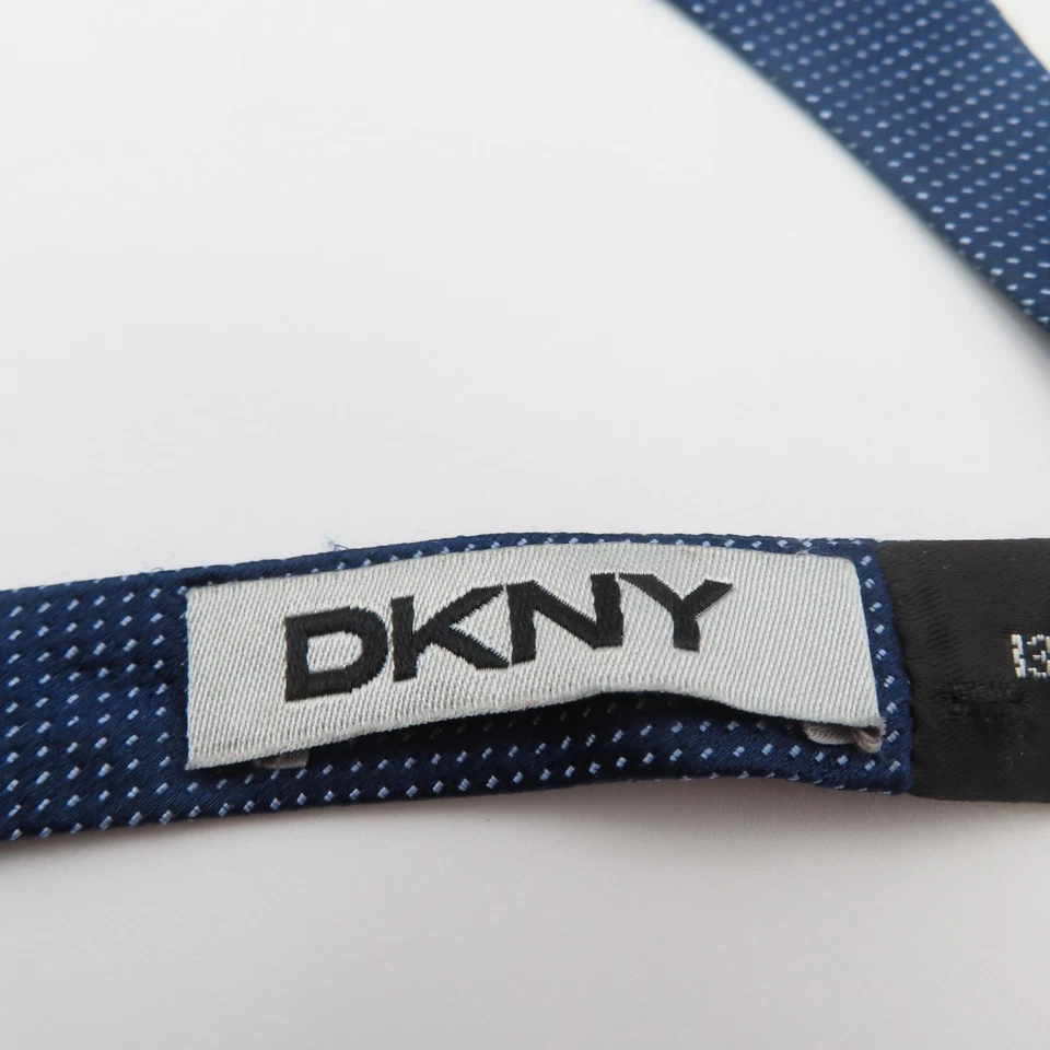 Pajarita DKNY azul seda blanco lunares 2,25" ancho auto corbata Foto 3 de 4