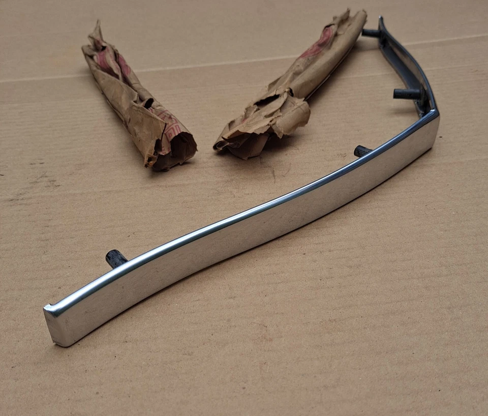 50 Plymouth Special Deluxe P19 P20 1950 Nuevo de Lote Antiguo MoPar CAPUCHA MOLDURA DE LABIOS Frontal Foto 3 de 4