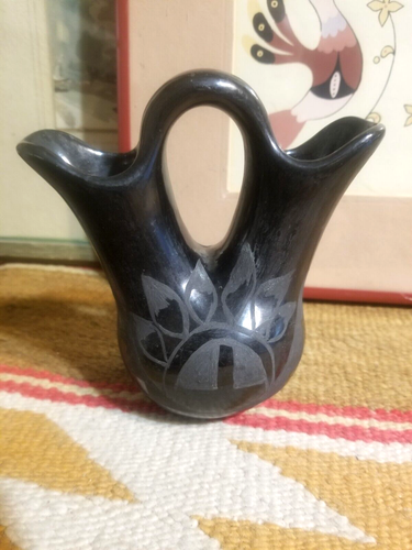 SWEET OLD SANTA CLARA SAN ILDEFONSO NATIVE AMERICAN BLACK POTTERY WEDDING VASE - Picture 3 of 7