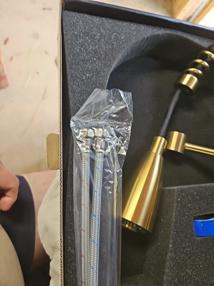 Vigo VG02003MG Brant Grifo de cocina extraíble de una sola manija, dorado cepillado r4 Foto 3 de 4