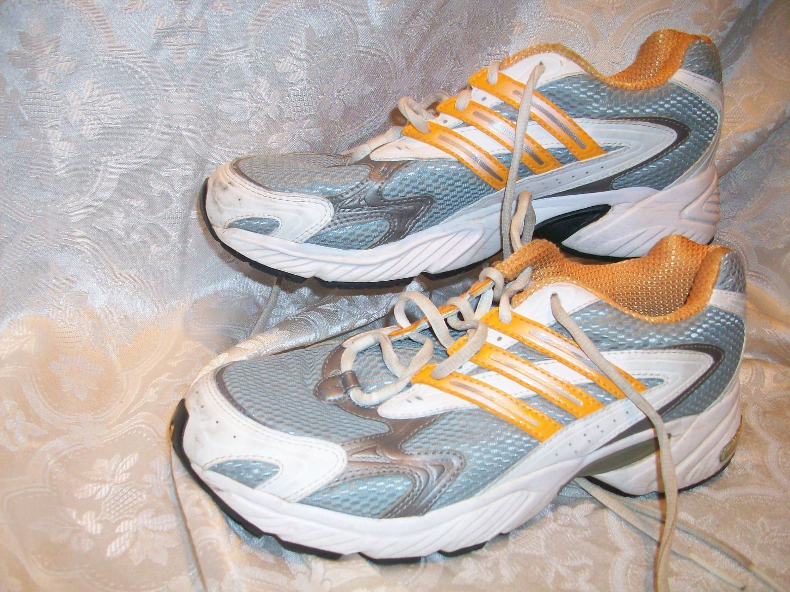 USED/WORN) ADIDAS RUNNING SHOES EURO SZ 