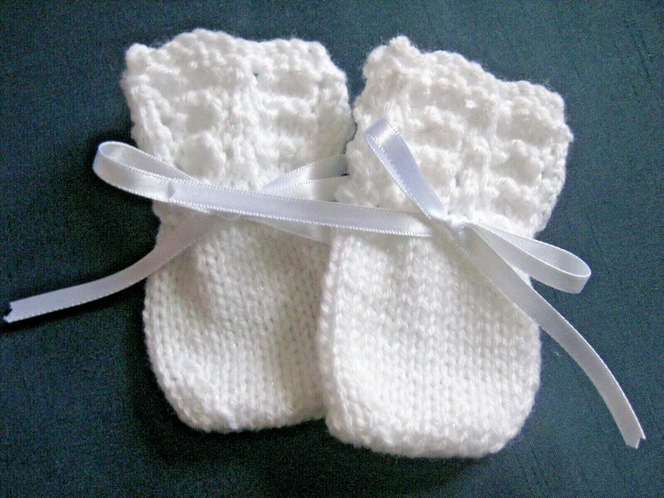 HANDGESTRICKTE BABY FÄUSTLINGE IN WEISS TWINKLE DK GARN GRÖSSE 0-3 MONATE (6)