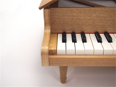 Pianoforte giocattolo vintage per bambini: strumento musicale a 14 pulsanti, prodotto in Germania - Italia Pianoforte giocattolo vintage per bambini: strumento musicale a 14 pulsanti, prodotto in Germania - Italia