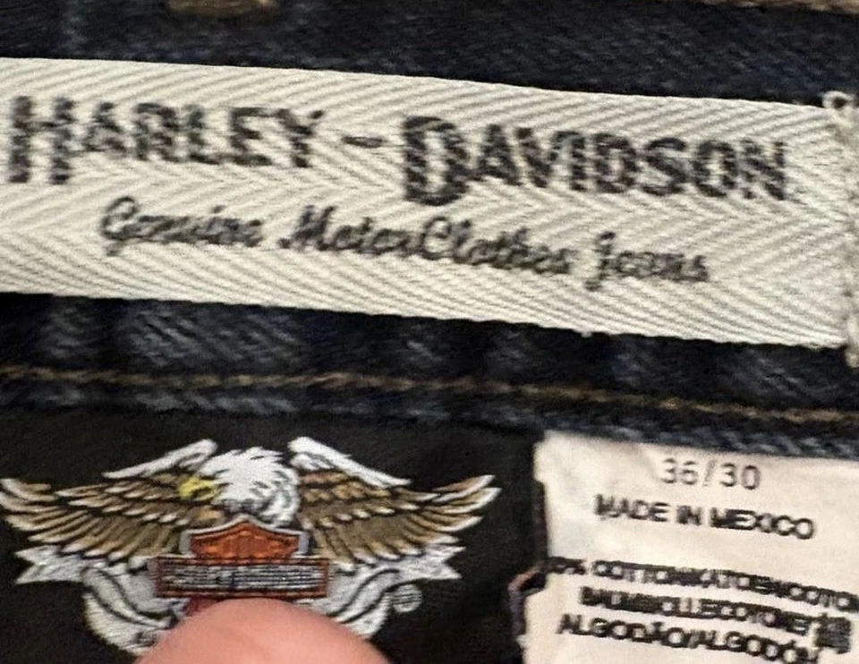 Jeans Harley Davidson folgado tamanho 36W X 30L com mancha nas pernas da calça - Imagem 4 de 4