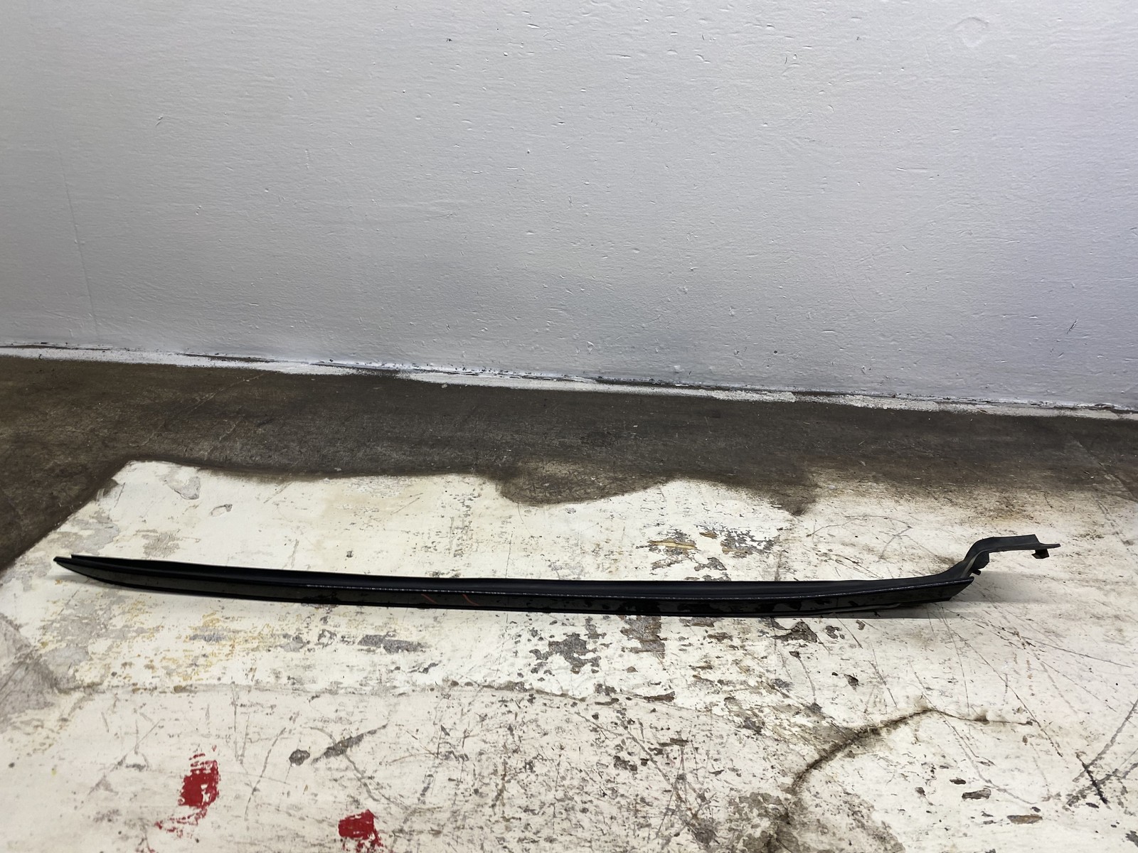 2010-2020 BENTLEY MULSANNE FRONT RIGHT WINDSHIELD A PILLAR BODY TRIM DRIP SEAL