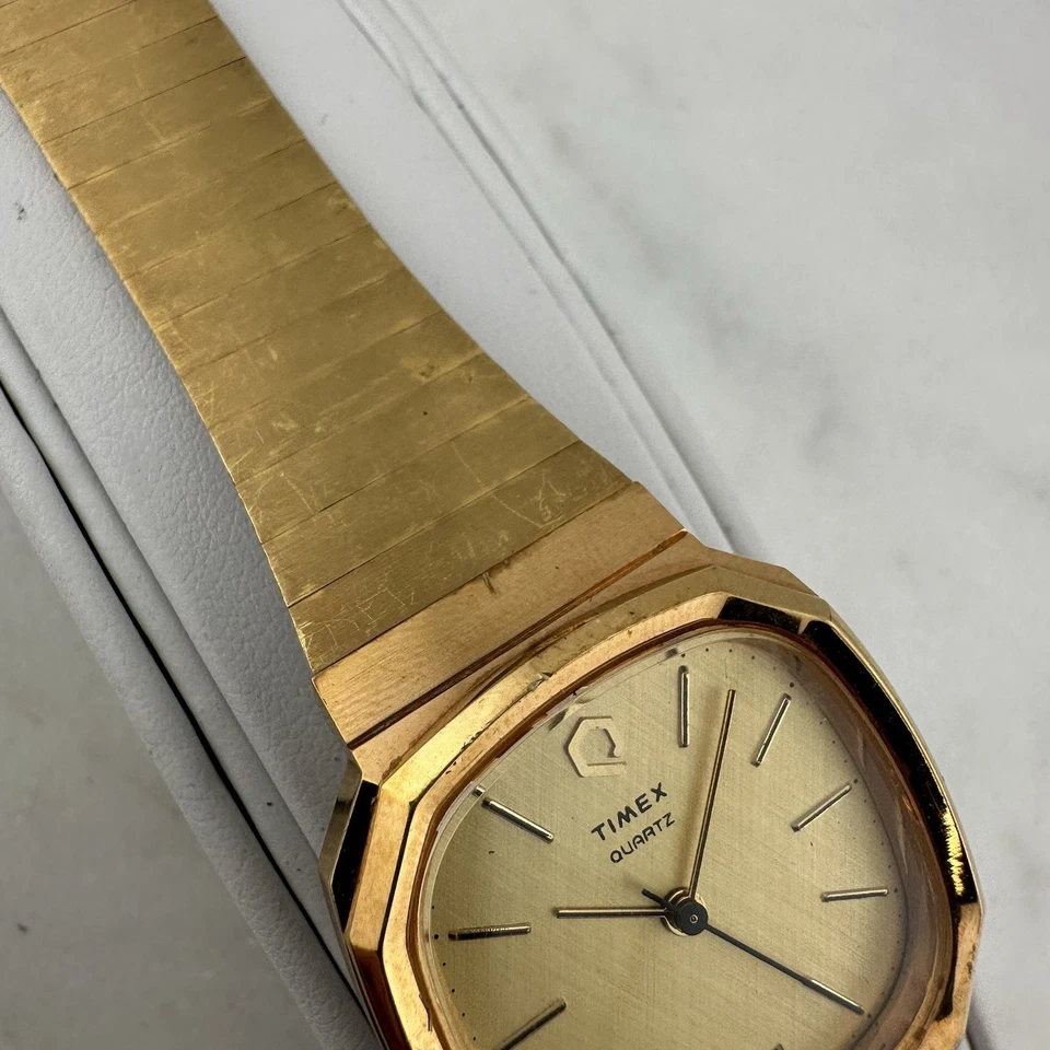 Reloj de cuarzo vintage nuevo 1982 TIMEX Q para hombre 40 mm fecha chapado en oro - batería nueva Foto 3 de 4