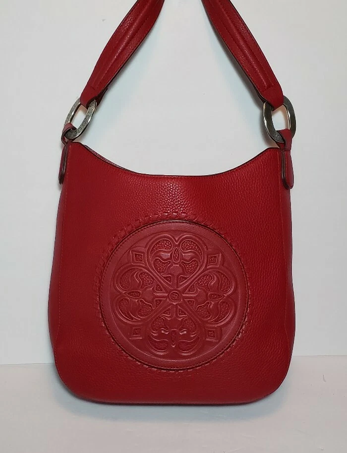 BOLSO DE HOMBRO BRIGHTON ADELINE LG FERRARA MEDALLÓN LÁPIZ LABIAL CUERO ROJO $425