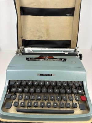Vintage Olivetti Underwood Lettera 32 Typewriter- Italy - AS-IS