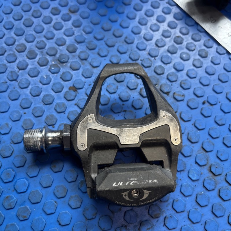 Shimano Ultegra PD-6800 Carbon Fiber Clipless Road Bike right Pedal. 