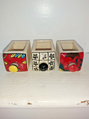 EIN SET AUS DREI HANDGEFERTIGTEN MINI KERAMIK INDISCHEN SCHUBLADEN/ÜBERTÖPFEN