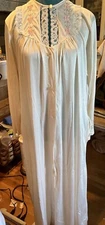 Vintage Vanity Fair Sz L Cream Robe Pockets & Embroidered Flowers
