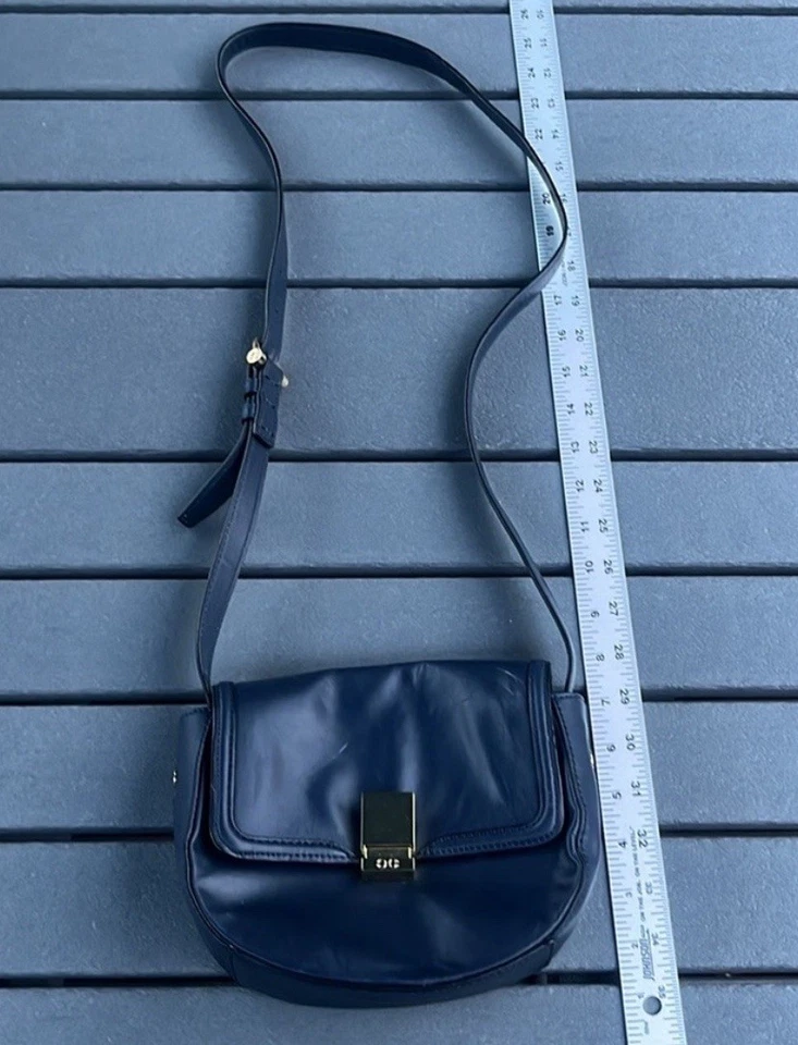 Bolsa tiracolo C Wonder; exterior de couro índigo, interior de algodão vermelho; 7,5x7 polegadas - Imagem 3 de 4