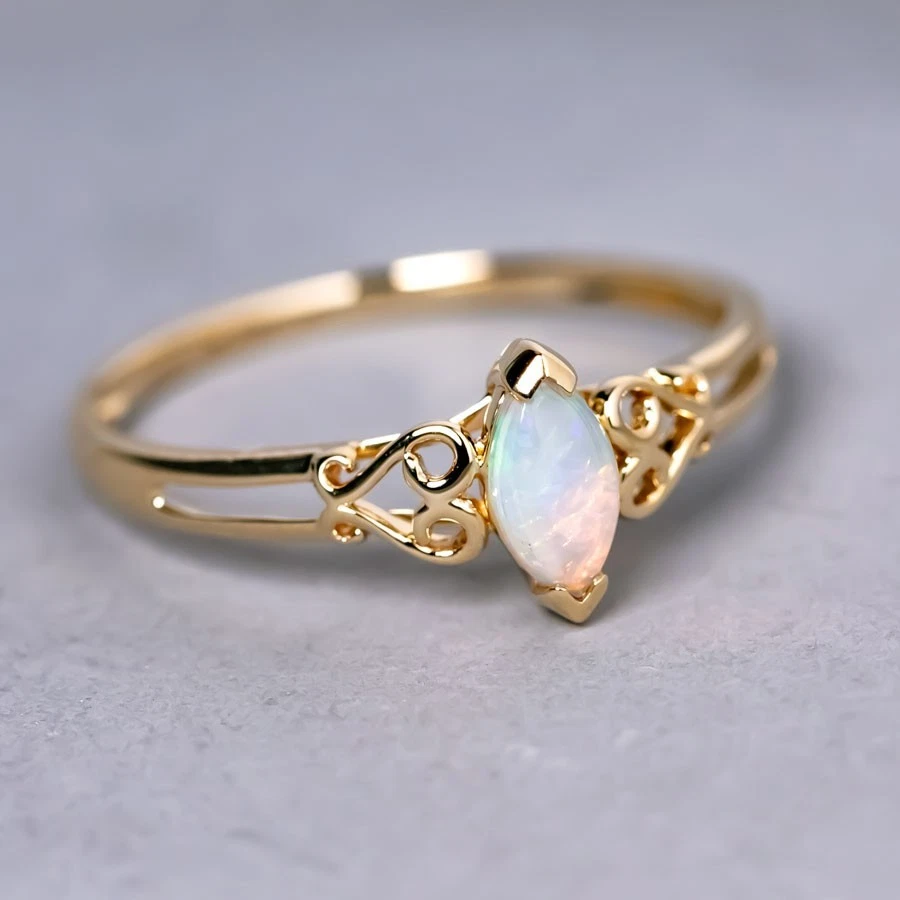 Anillo de boda de compromiso australiano de ópalo macizo de inspiración vintage de oro amarillo de 14 quilates Foto 4 de 4