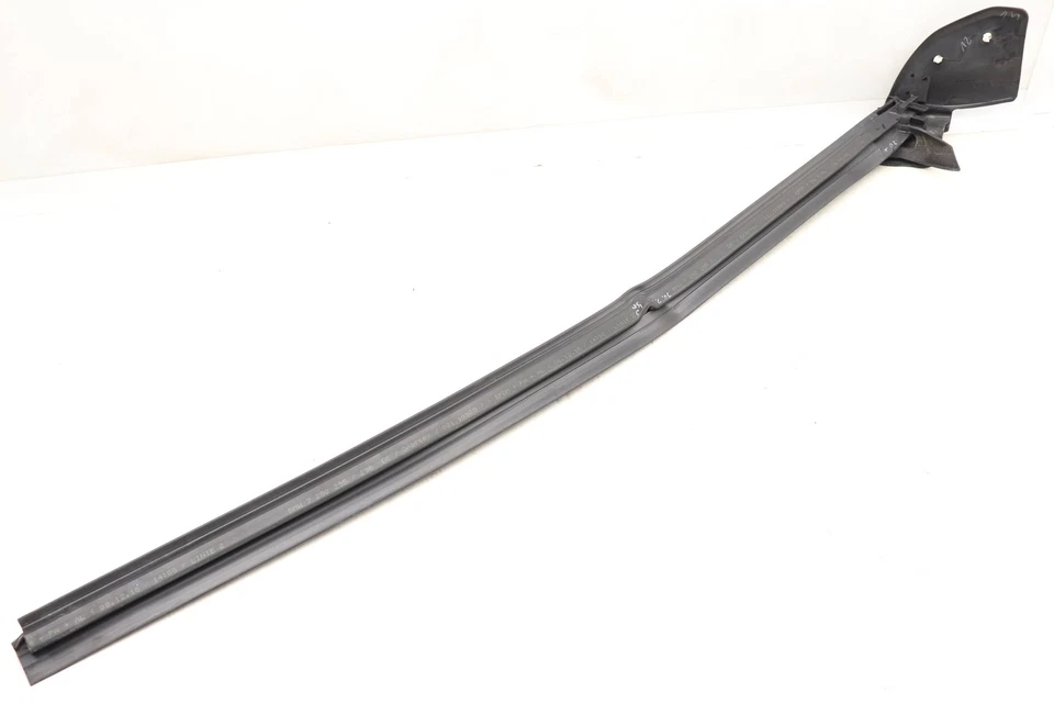 2014-2016 BMW 428I XDRIVE - REAR LEFT Quarter Panel Window SLOT SEAL / TRIM - Image 4 of 4