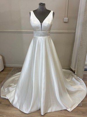 Elegantes & schlichtes Satin Brautkleid V-Ausschnitt A-Linie Gr. UK 6