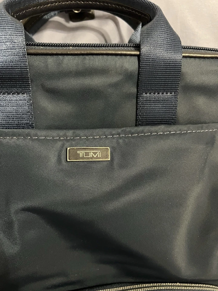 Mochila Tumi de nailon azul marino con forro naranja nueva sin etiquetas Foto 2 de 4