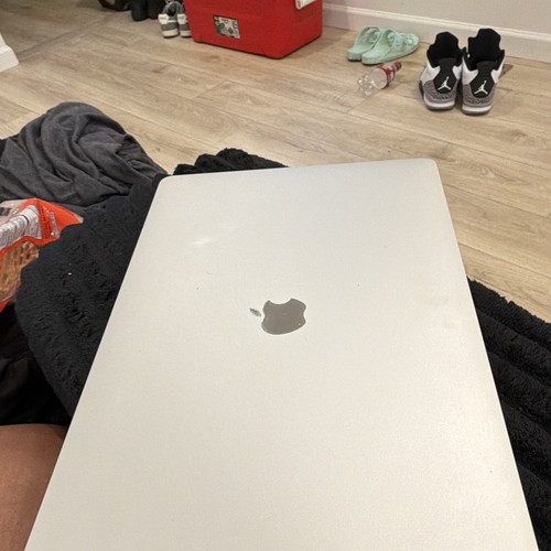 Apple MacBook 16" 2019 i9 16GB RAM 1TB SSD Radeon Pro 5500M Silver