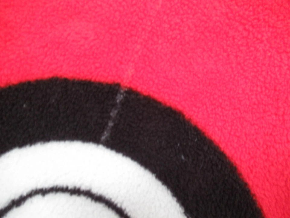 Manta Pokemon 46x60 Pokeball Pikachu Fondo Azul Borde Negro Enganche Foto 4 de 4