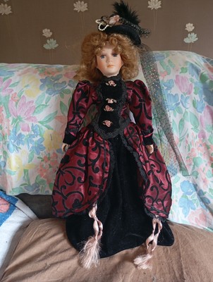 Diese Puppe scheint Teil der ''Yesterdays Child'' Sammlung von Boyds Bears zu sein