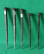 LOTTO 5 ANTICHI CHIODI ARTIGIANALI FATTI A MANO IN FERRO BATTUTO FORGIATO. CW26