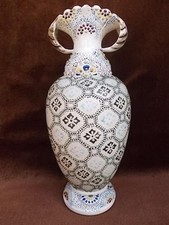 ANTIQUE JAPANESE SATSUMA POTTERY VASE WITH HAND ENAMELLED DECORATION . M533