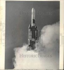 1969 Press Photo U.S. satellite atop a rocket during launch - mjsp00202