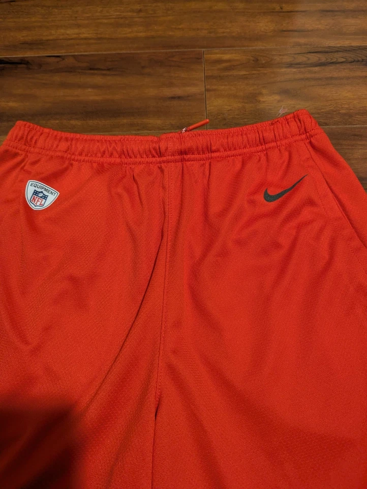 Shorts de treinamento Tampa Bay Buccaneers Nike Dri Fit NFL On Field vermelho juvenil grande - Imagem 3 de 4