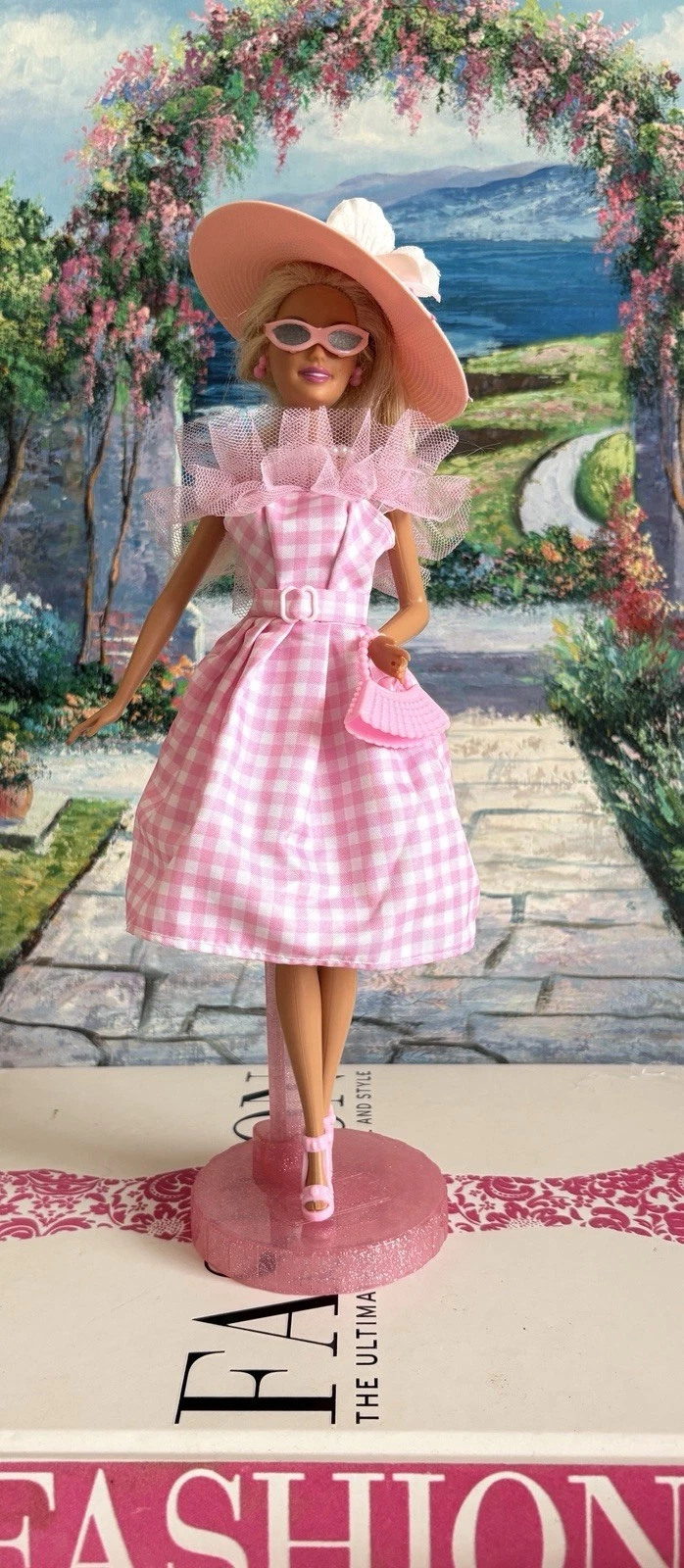 VETEMENTS Carino vestito Barbie rosa gingham tesa larga cappello borsa collana di perle finte e sandali