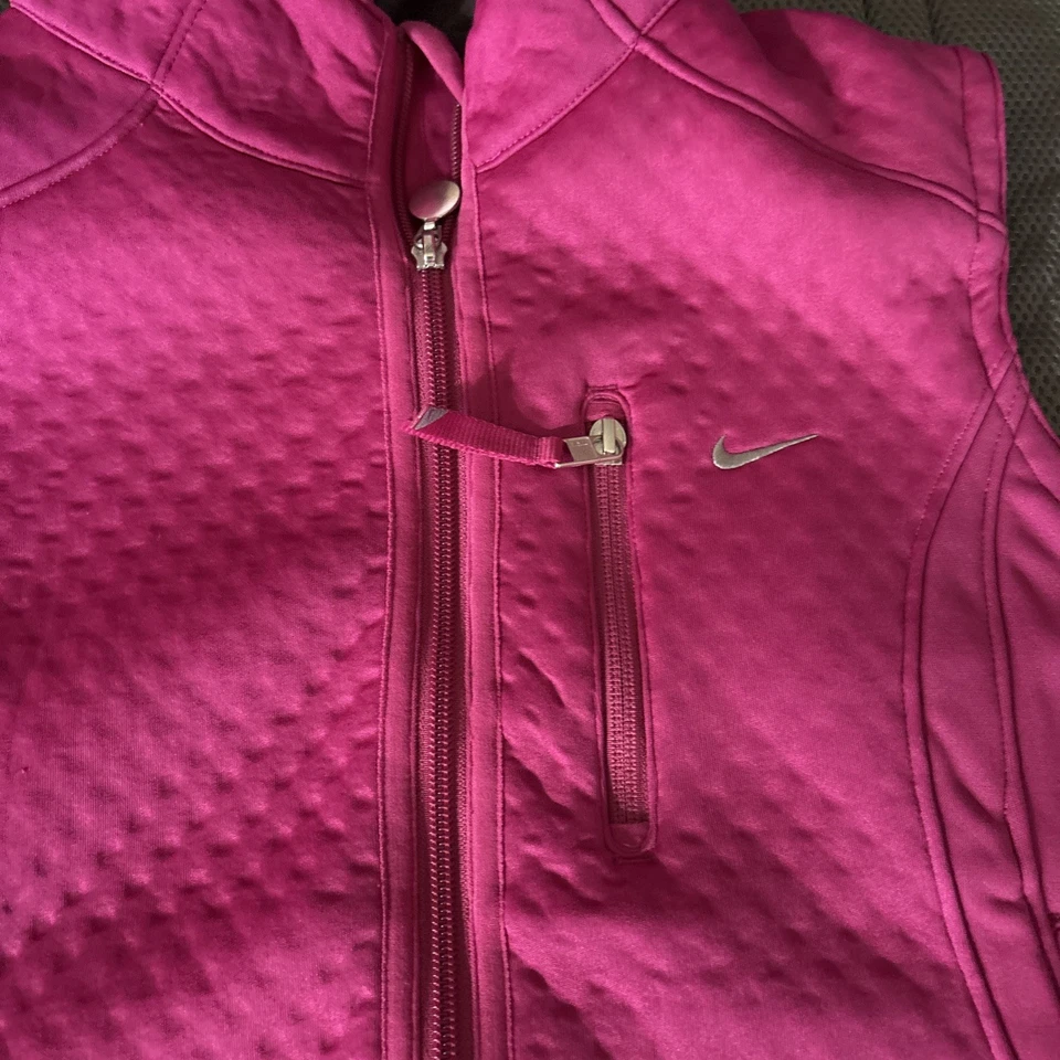 Nike Chaleco de Golf Mujer Pequeño Punk Lunares Tour Rendimiento Therma-fit Polar Foto 3 de 4